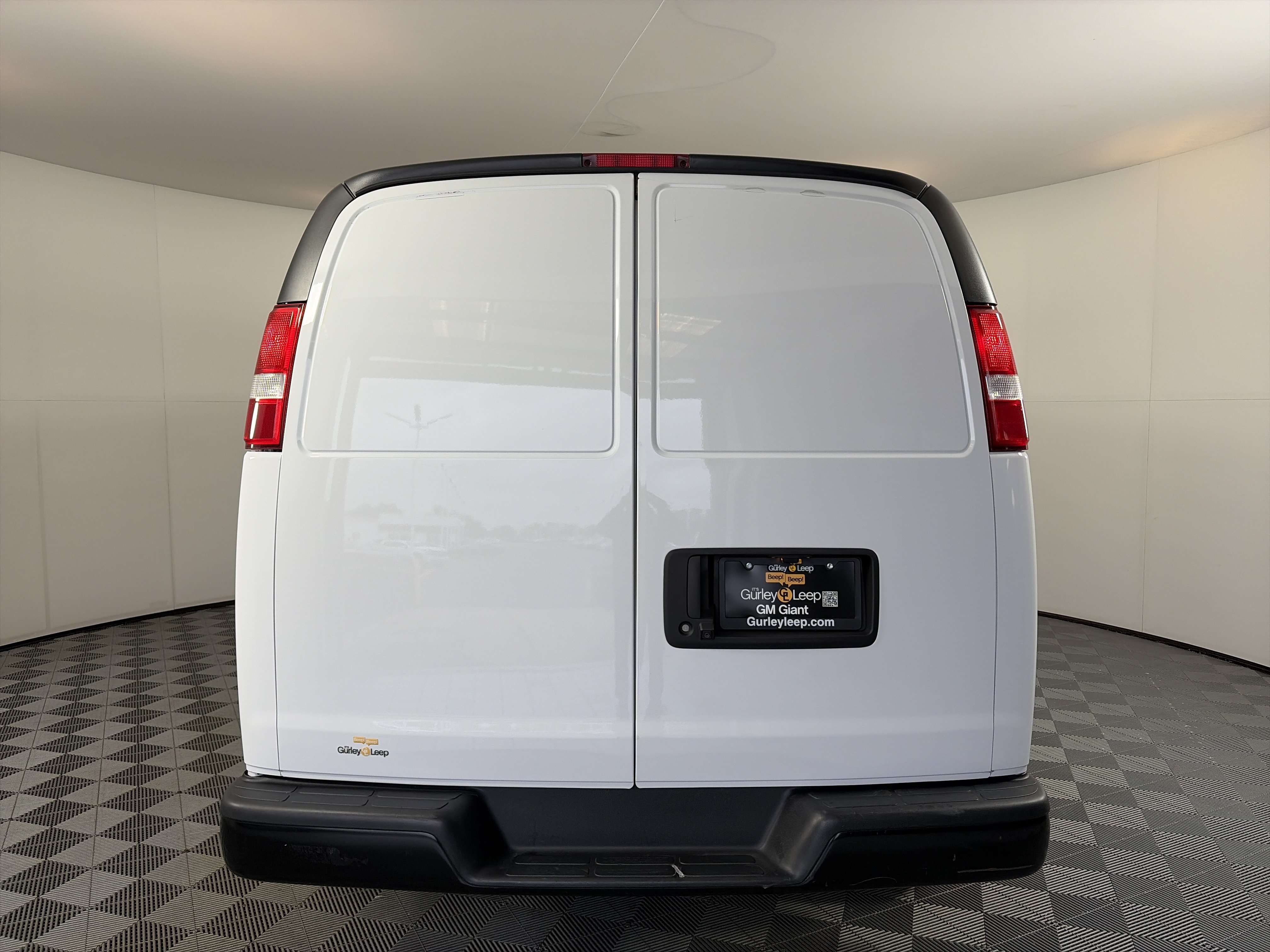 Used 2021 Chevrolet Express 2500 w/ Driver Convenience Package RWD image 10