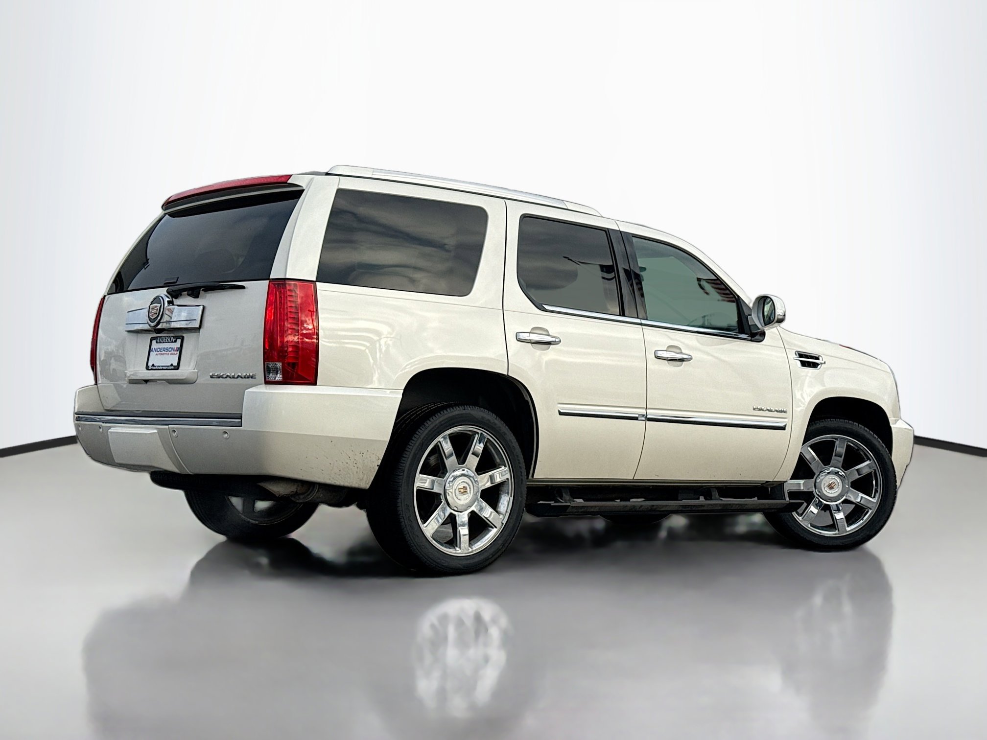 Used 2013 Cadillac Escalade Luxury image 2
