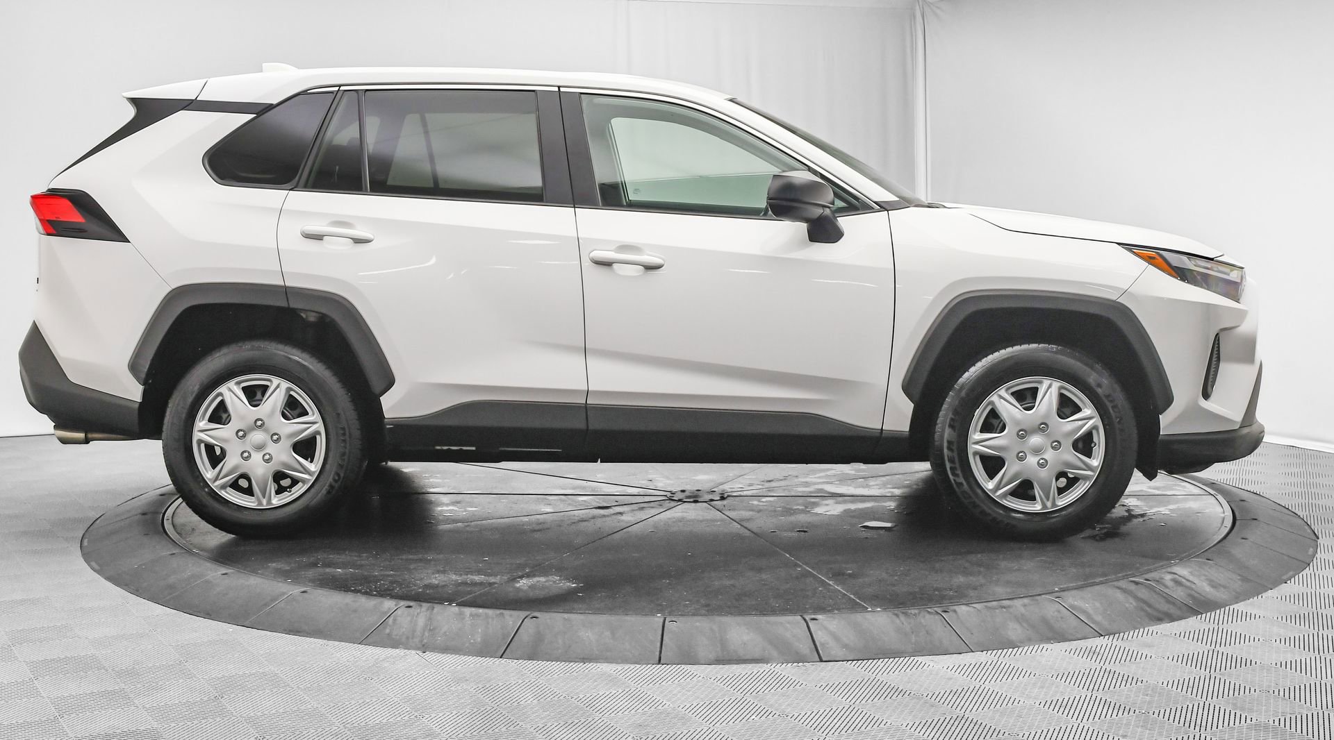 Used 2023 Toyota RAV4 LE AWD/4WD image 9