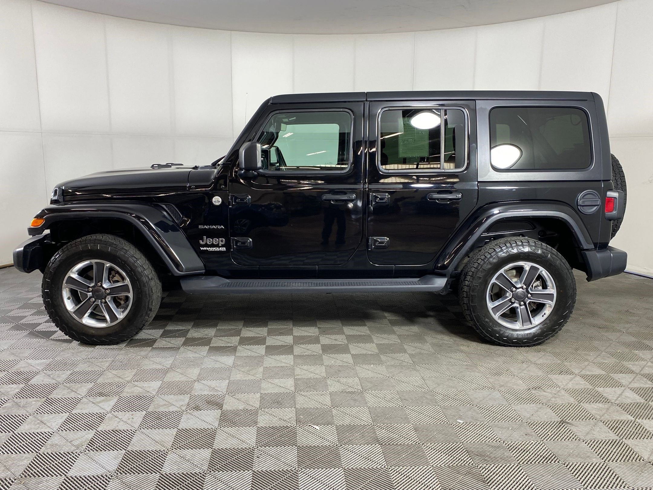 Used 2020 Jeep Wrangler Unlimited Sahara image 2