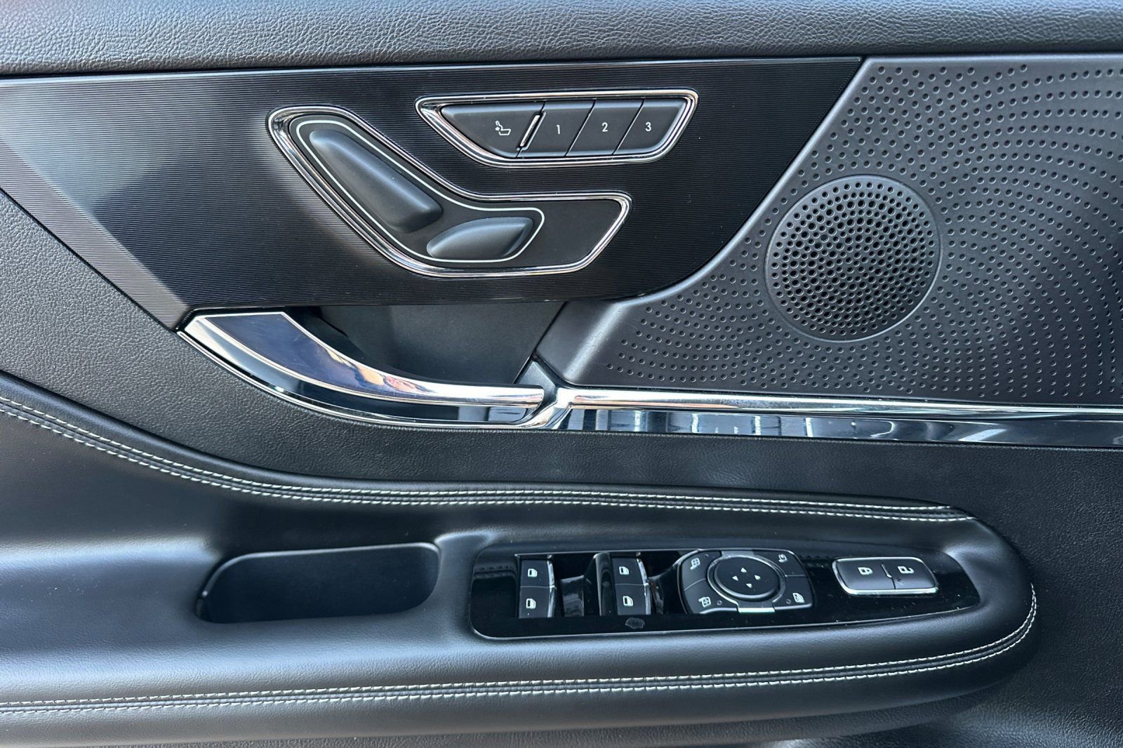 Used 2023 Lincoln Corsair FWD image 11