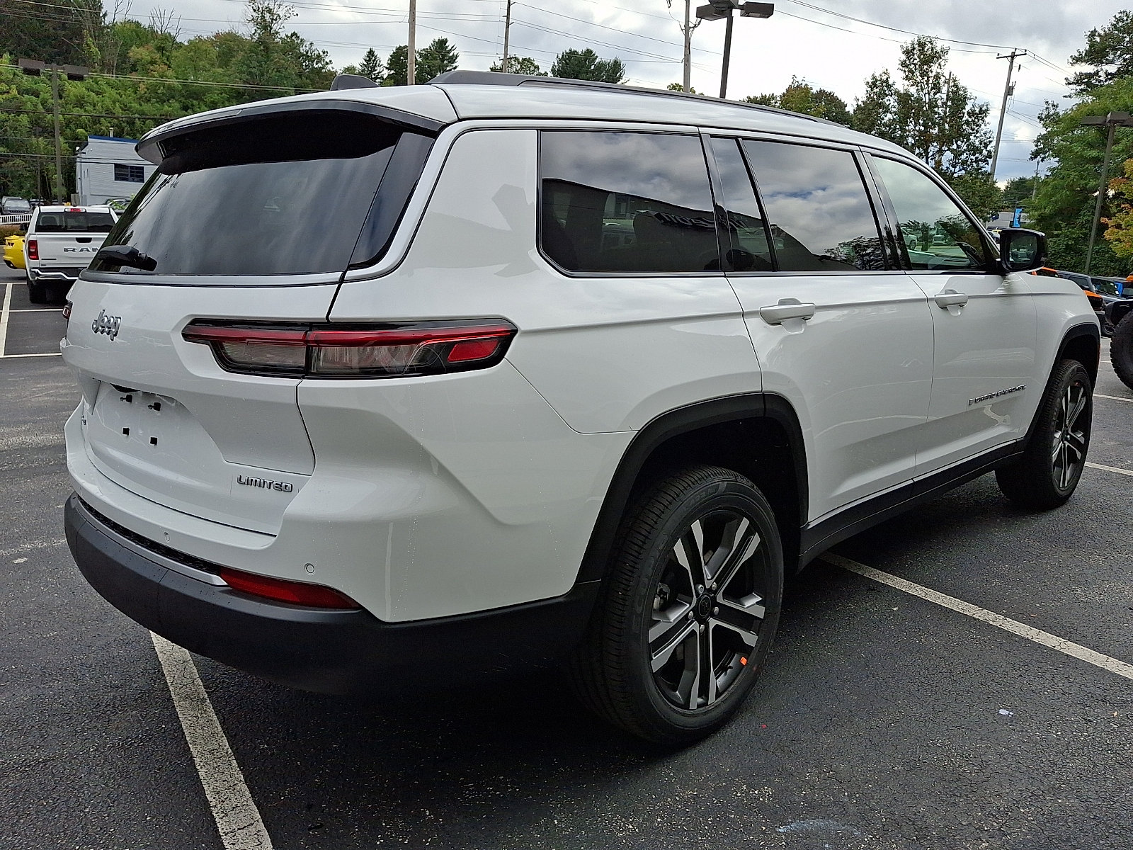 New 2027 Jeep Grand Cherokee L Limited AWD/4WD image 3