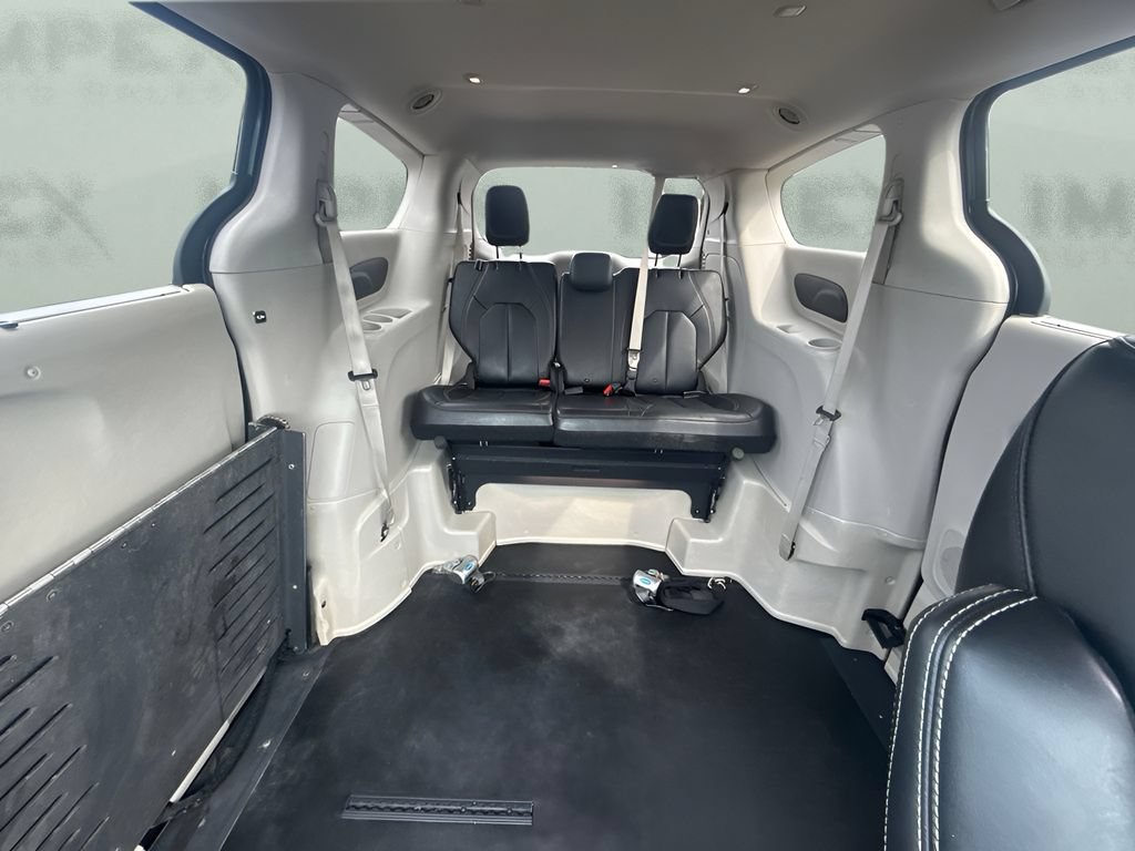 Used 2021 Chrysler Voyager Lxi w/ Cold Weather Group FWD image 6