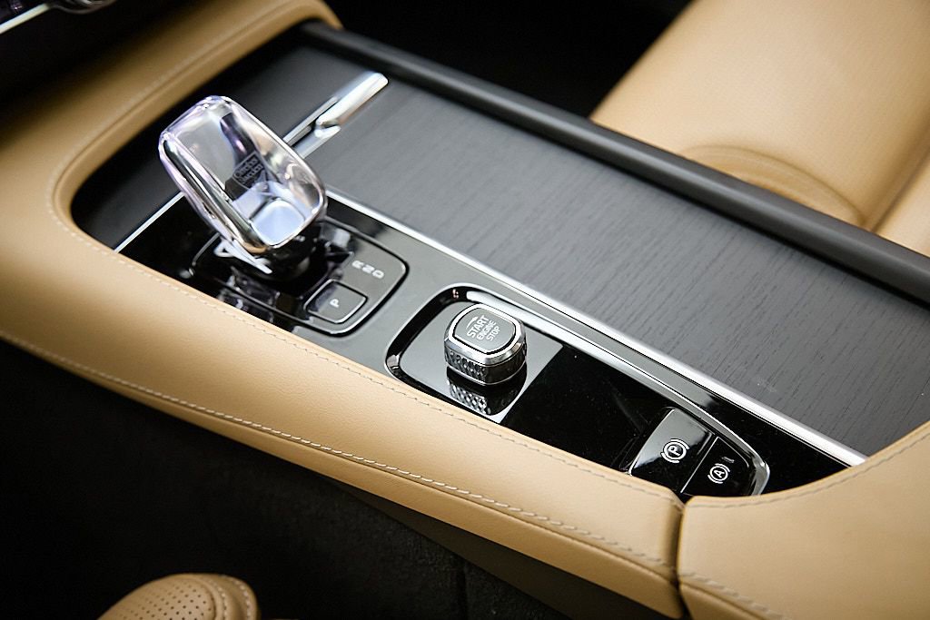 Certified 2024 Volvo XC90 T8 Ultimate w/ Protection Package image 18