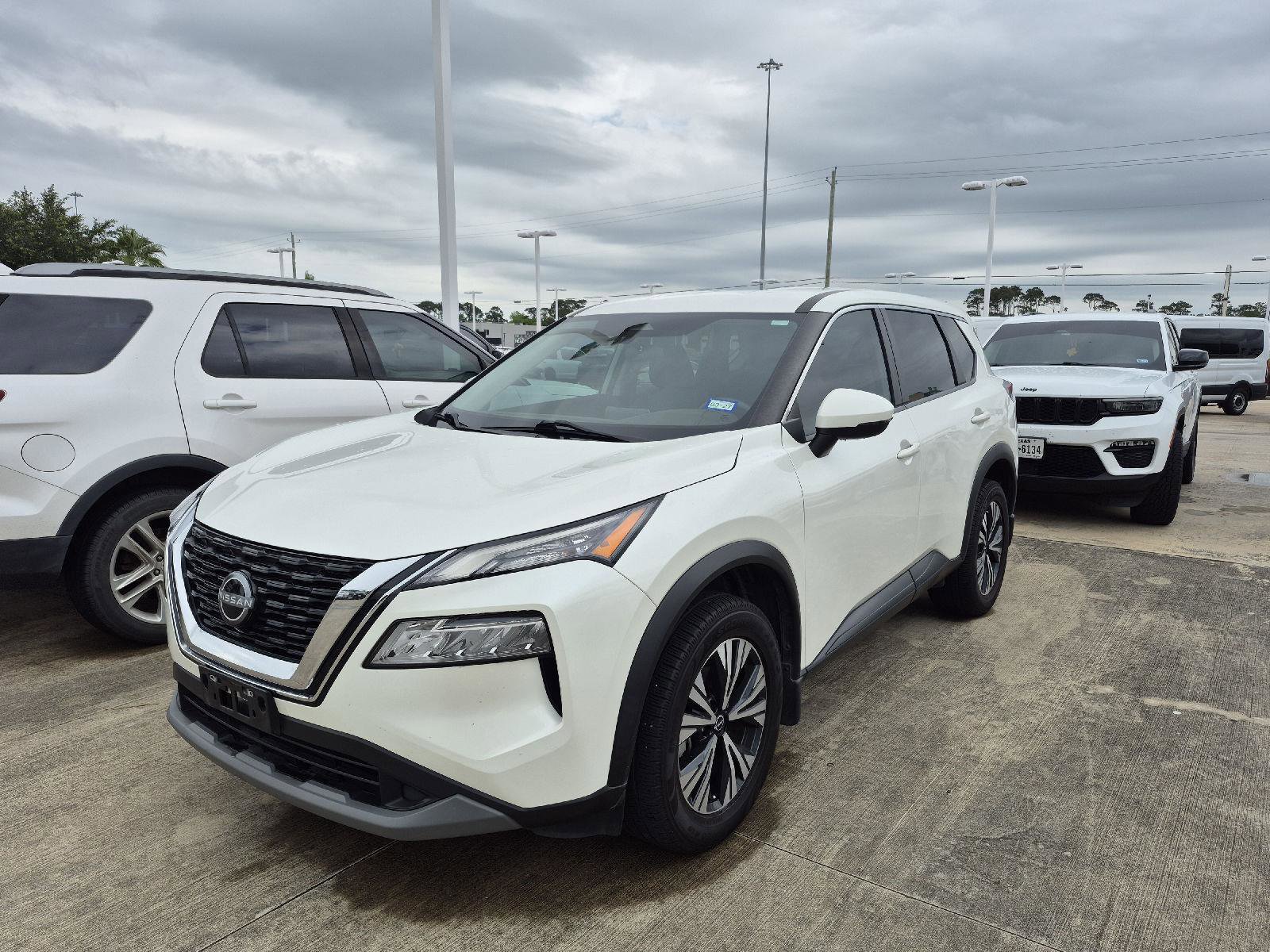 Used 2022 Nissan Rogue SV FWD image 1