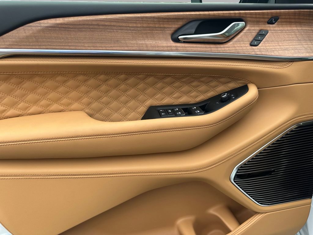 New 2025 Jeep Grand Cherokee Summit image 16