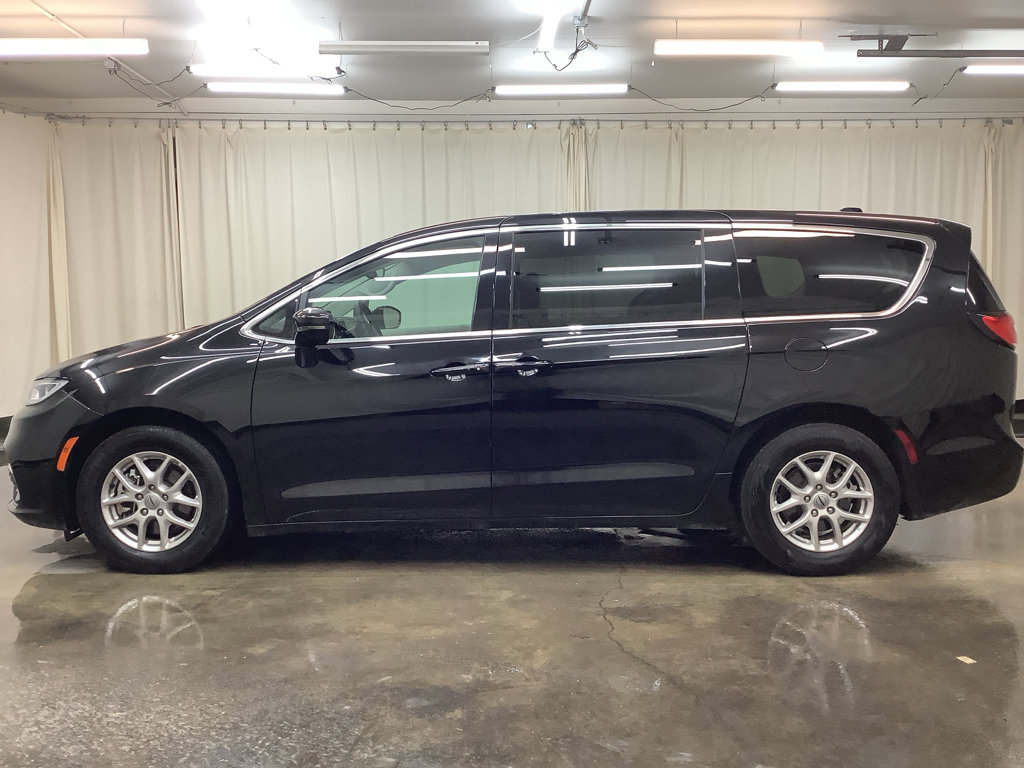 Used 2024 Chrysler Pacifica Touring-L image 9