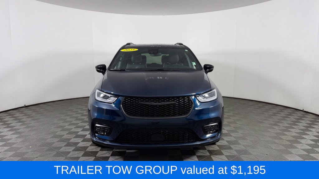 Used 2025 Chrysler Pacifica Limited w/ Trailer Tow Group AWD/4WD image 2
