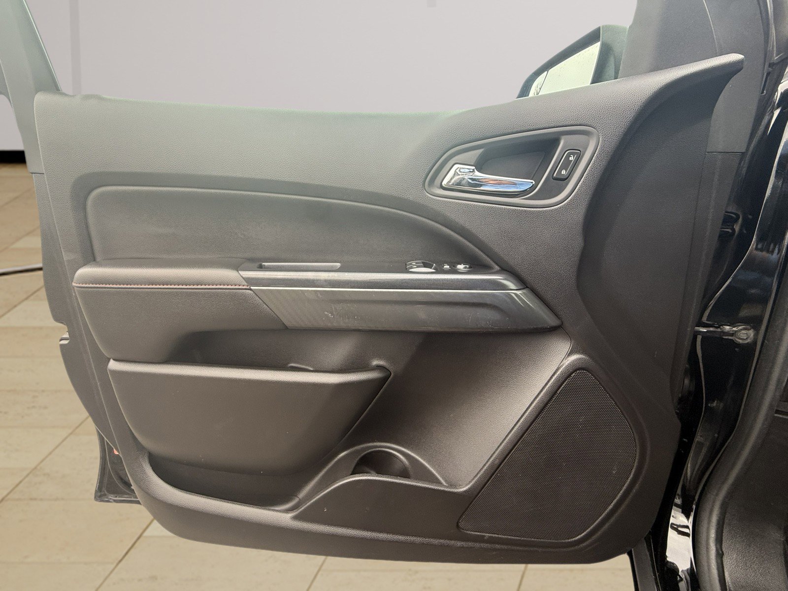 Used 2017 GMC Canyon SLE w/ All Terrain X Package image 25