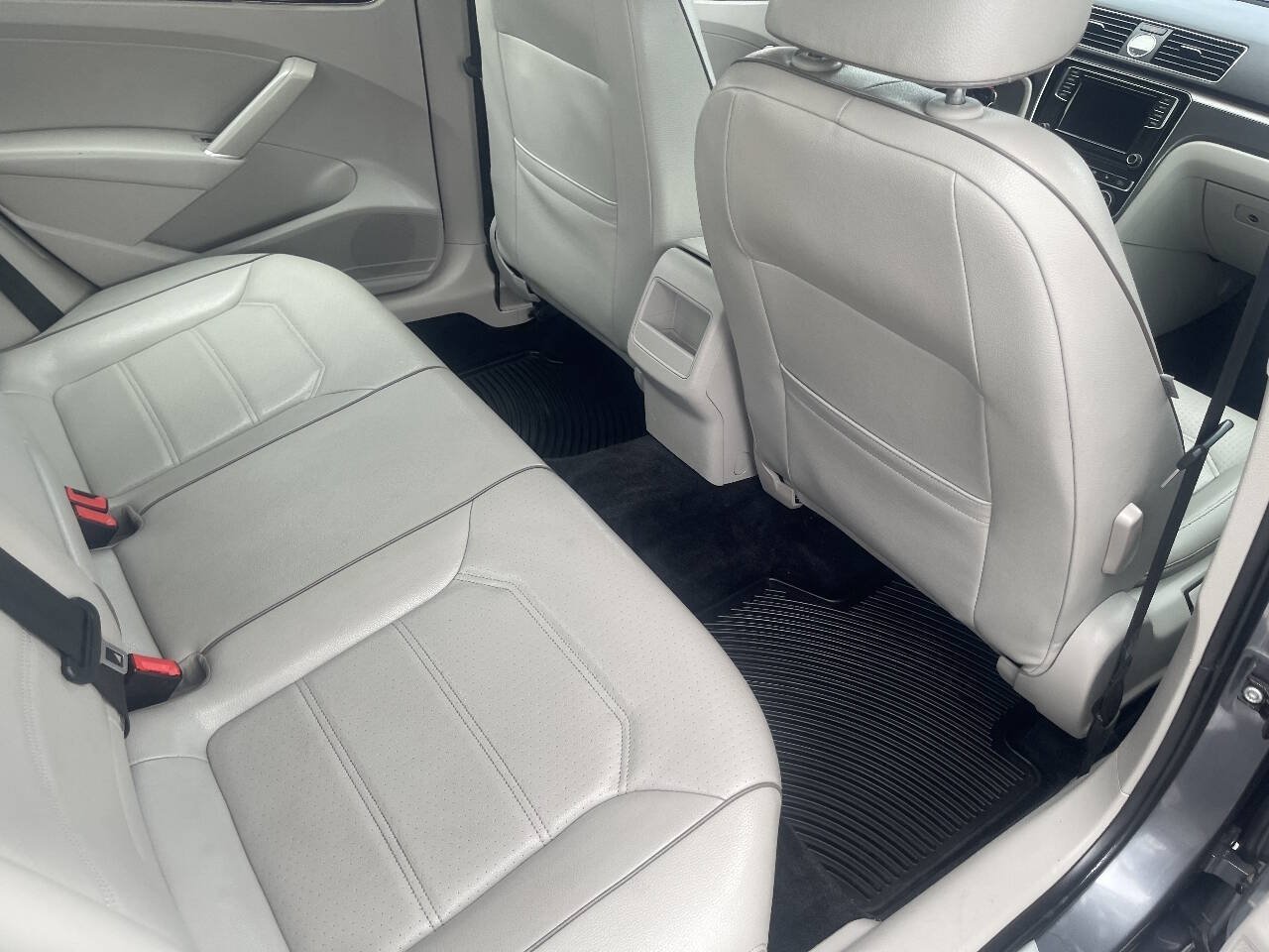 Used 2017 Volkswagen Passat 1.8T R-Line FWD image 22