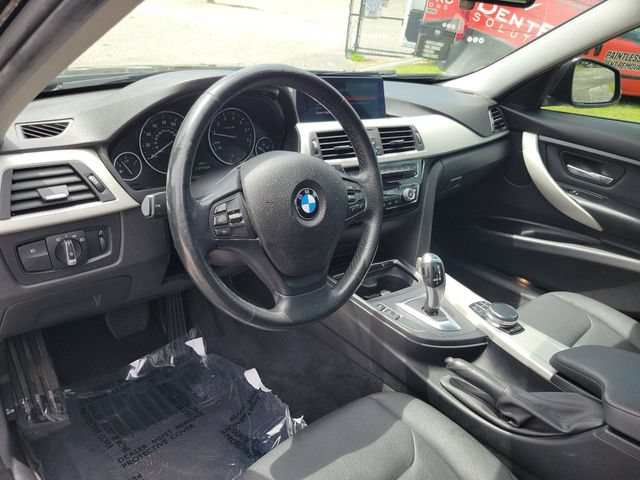 Used 2018 BMW 320i xDrive Sedan w/ Convenience Package AWD/4WD image 16