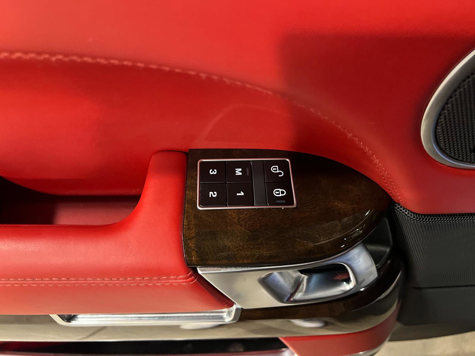 Used 2015 Land Rover Range Rover Autobiography image 27