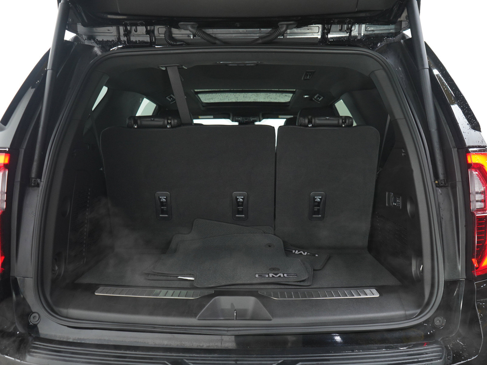 Used 2025 GMC Yukon Denali w/ Sun & Power Step Package AWD/4WD image 17