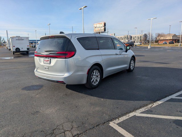 New 2026 Chrysler Pacifica Select image 11