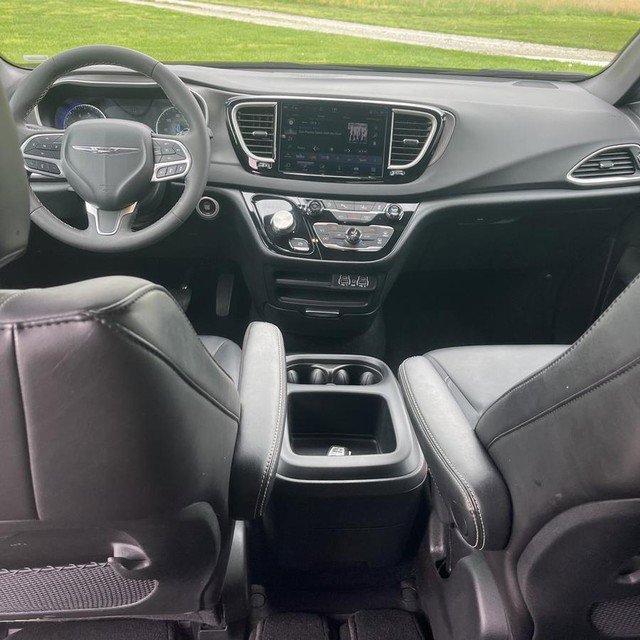 Used 2025 Chrysler Pacifica Select image 18