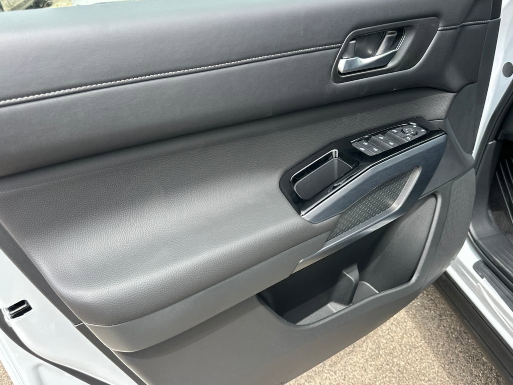 New 2026 Nissan Pathfinder SL AWD/4WD image 10