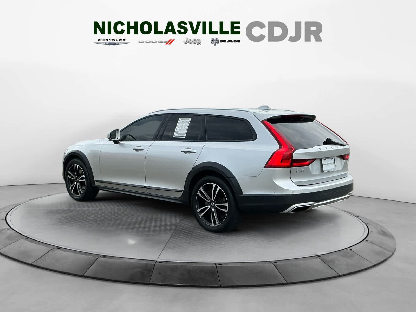 Used 2018 Volvo V90 T5 Cross Country w/ Convenience Package AWD/4WD image 3