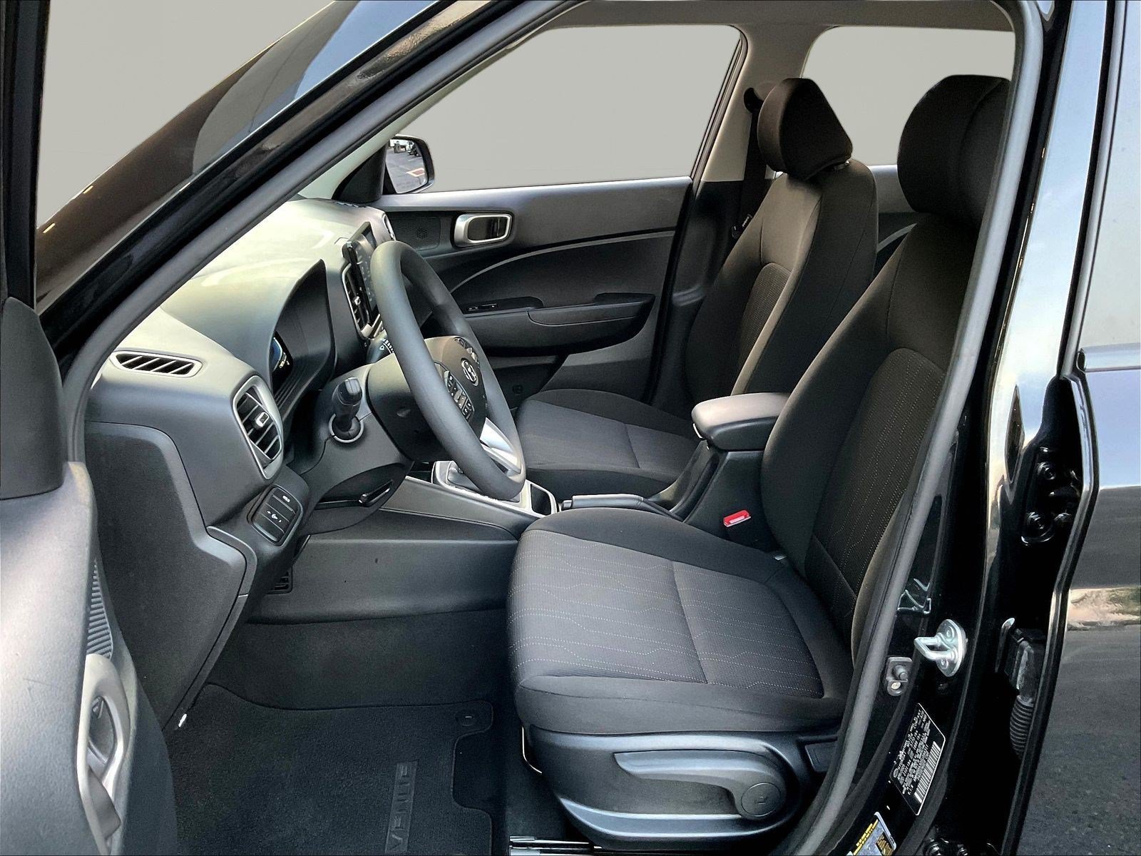 Used 2025 Hyundai Venue SE FWD image 19