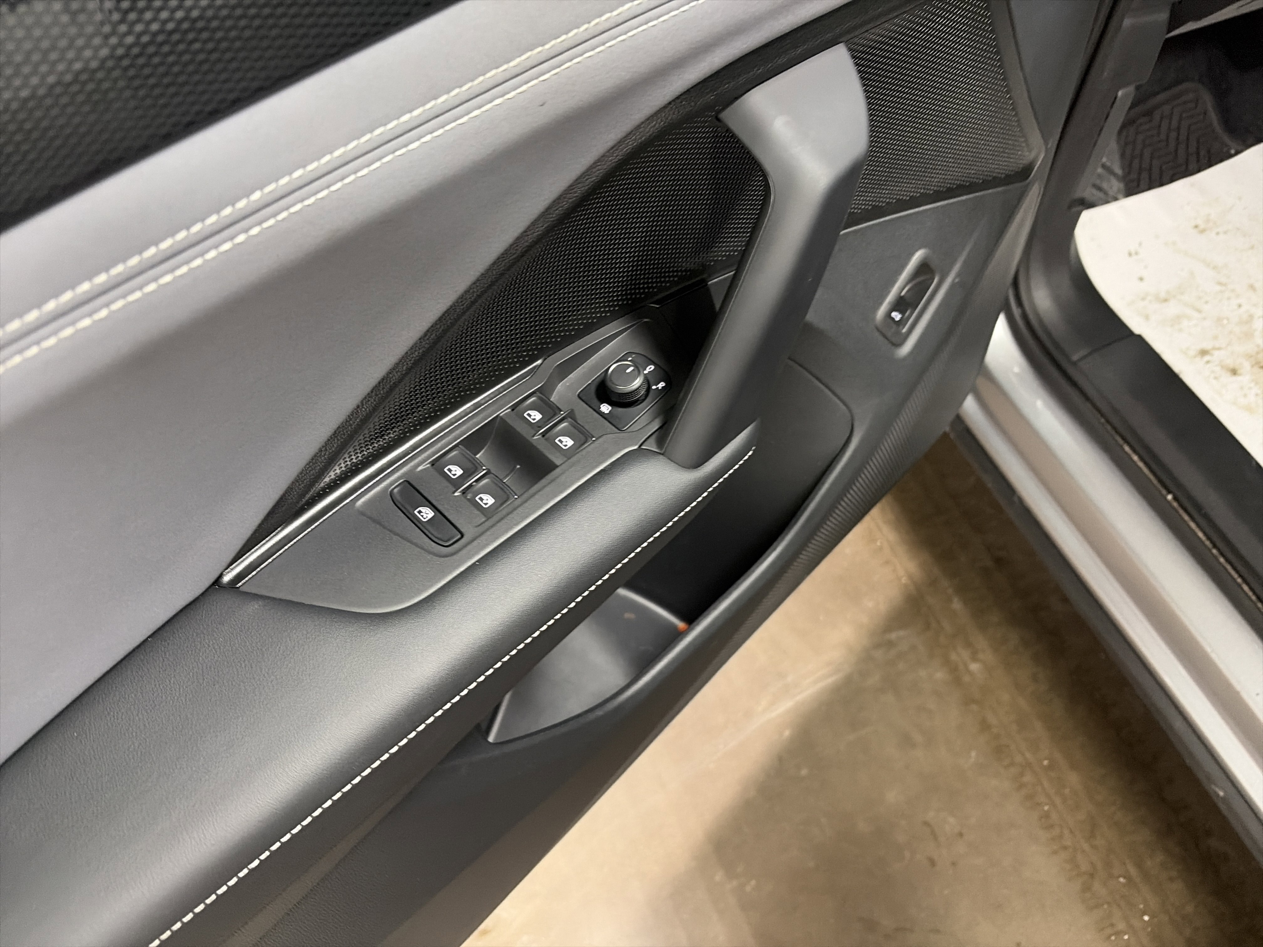 Certified 2025 Volkswagen Tiguan SE image 25