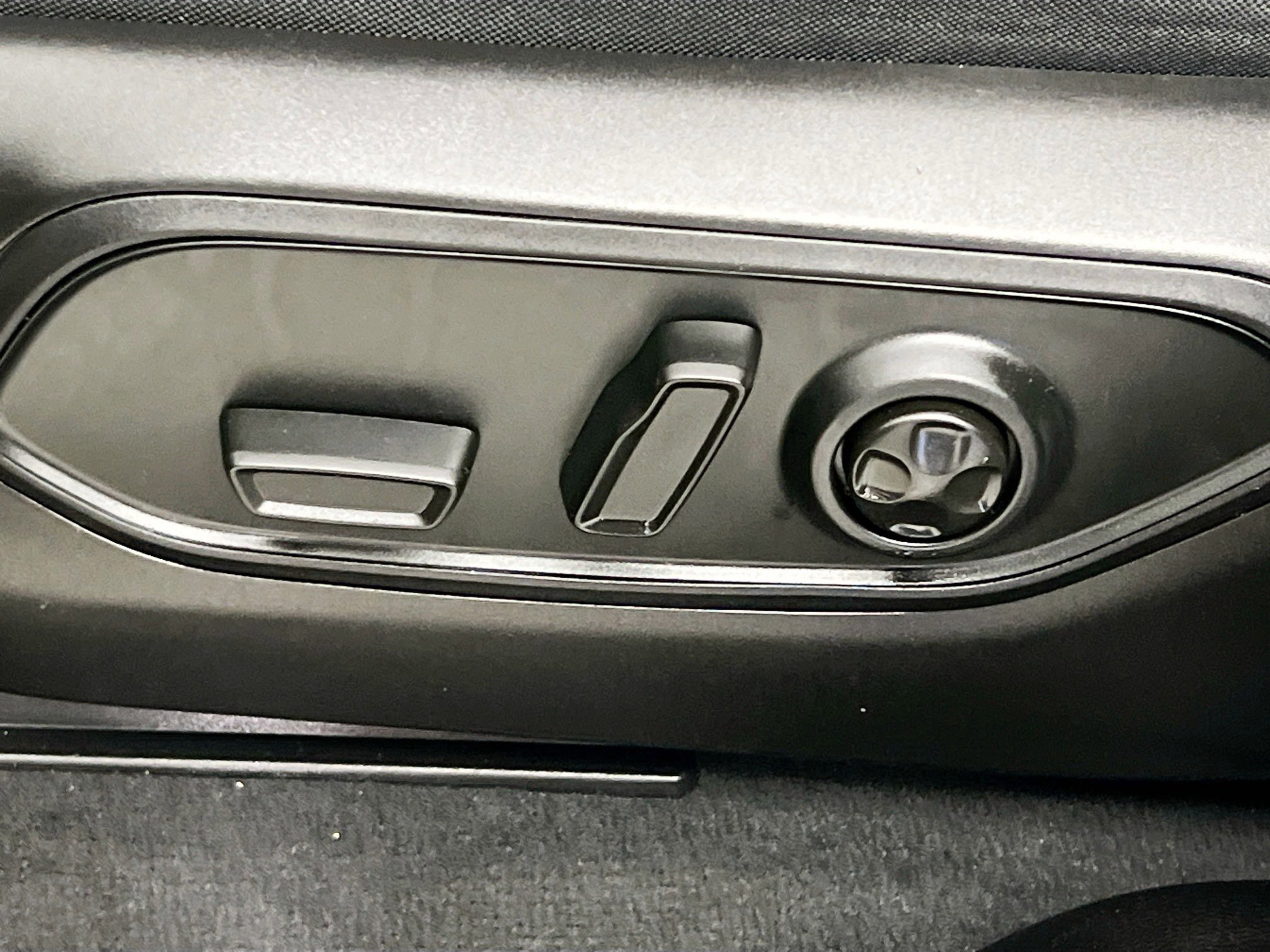 Used 2024 Jeep Grand Cherokee Laredo w/ Trailer Tow Package image 15