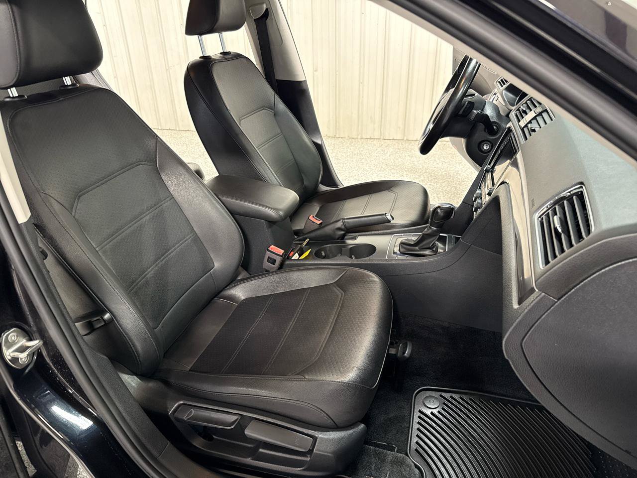 Used 2018 Volkswagen Passat 2.0T R-Line FWD image 16