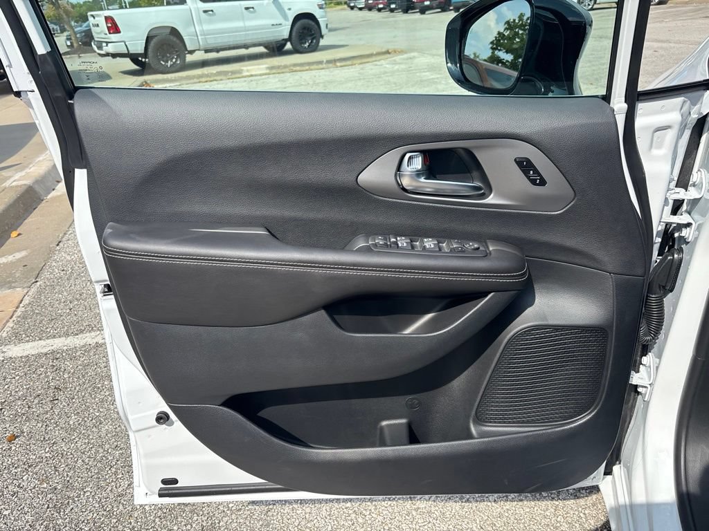 New 2027 Chrysler Pacifica Select FWD image 31