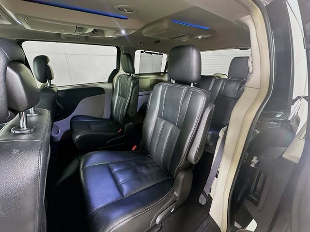 Used 2016 Chrysler Town & Country Touring-L image 27