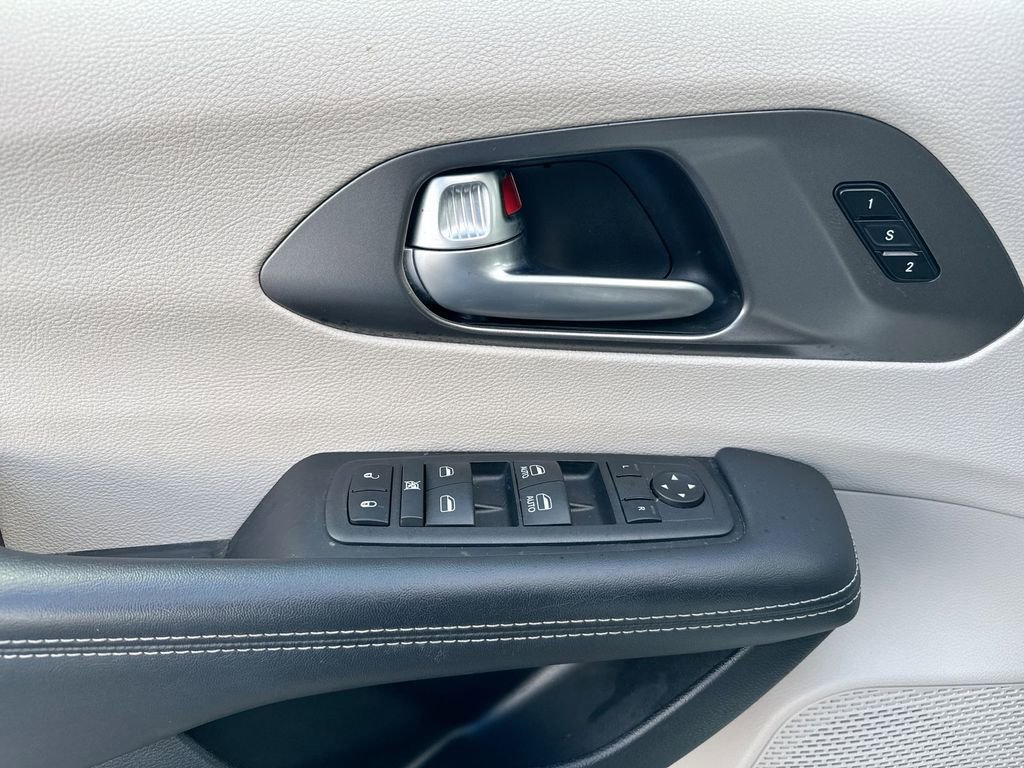Used 2024 Chrysler Pacifica Touring-L image 20
