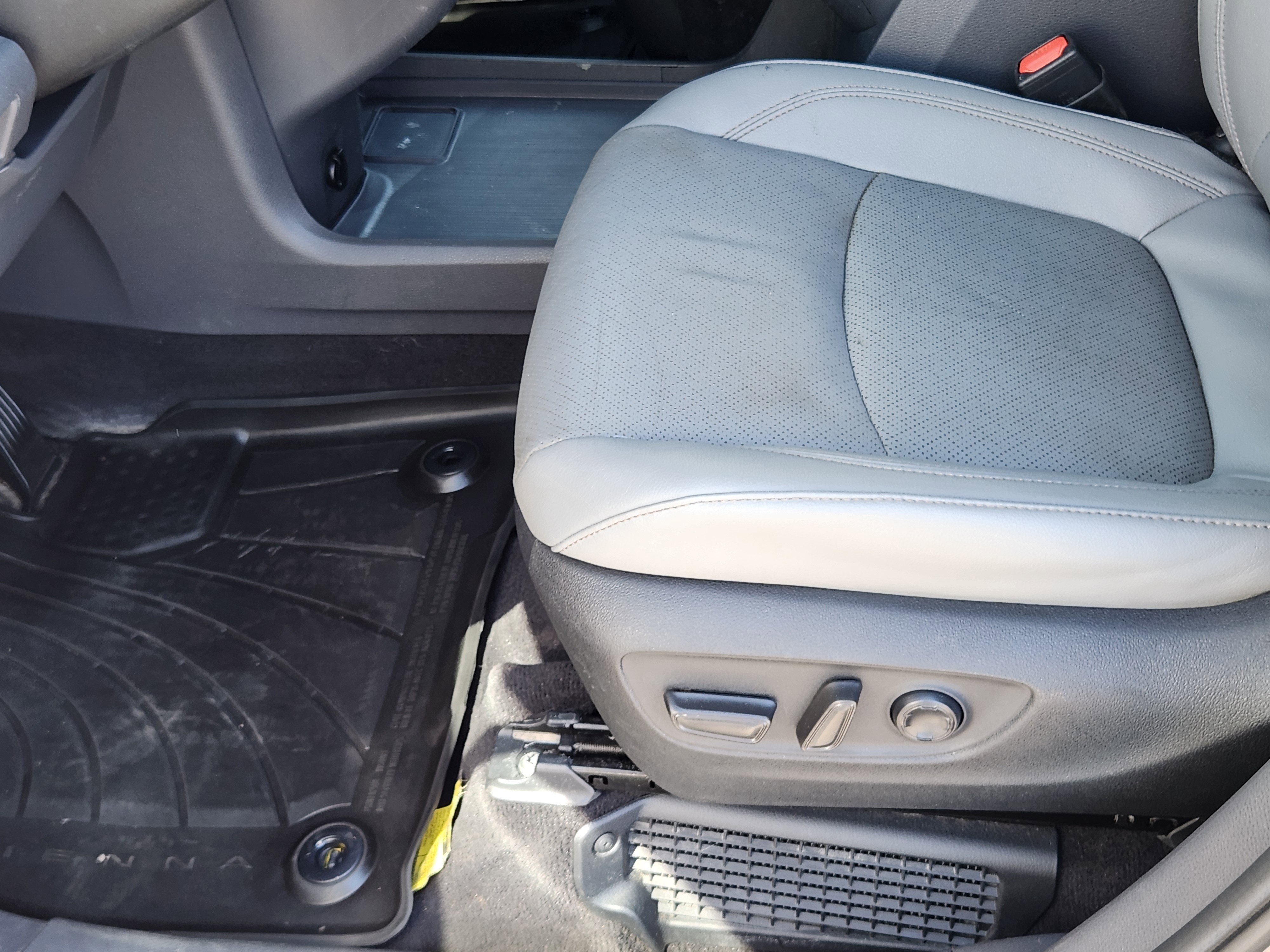 Used 2023 Toyota Sienna Limited image 9