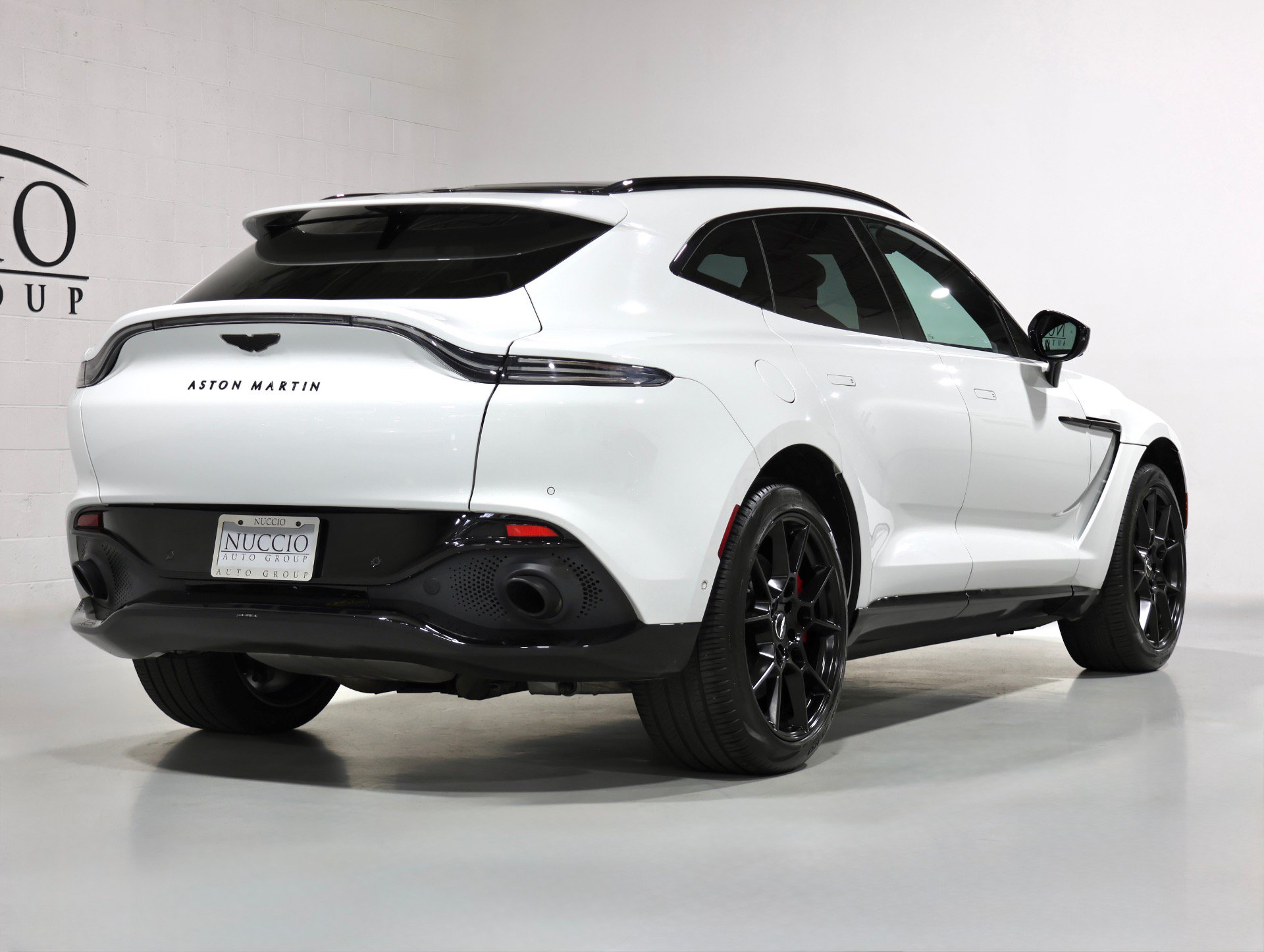 Used 2021 Aston Martin DBX AWD/4WD image 35