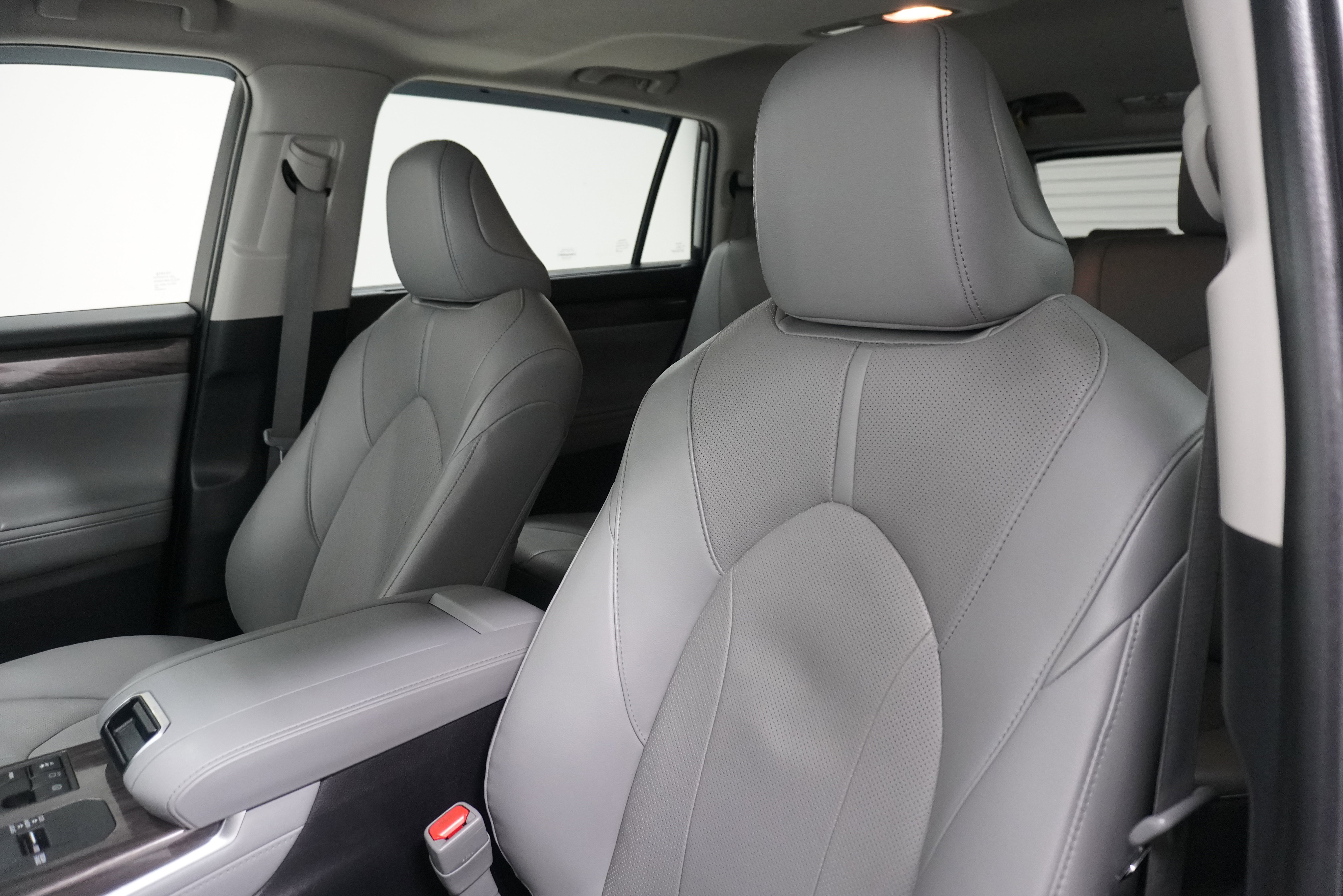 Used 2023 Toyota Highlander Limited FWD image 11