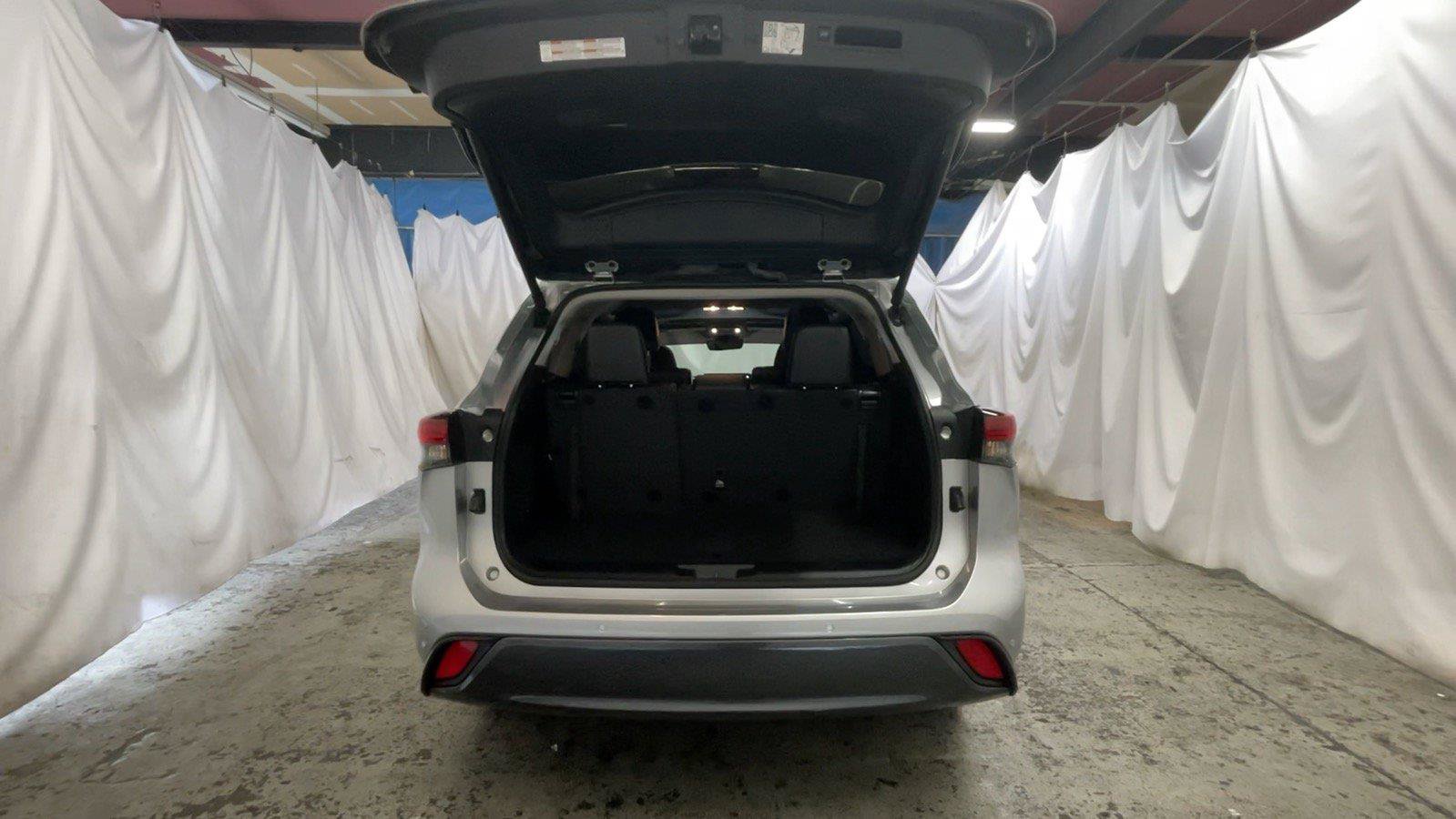 Used 2024 Toyota Highlander Limited AWD/4WD image 18