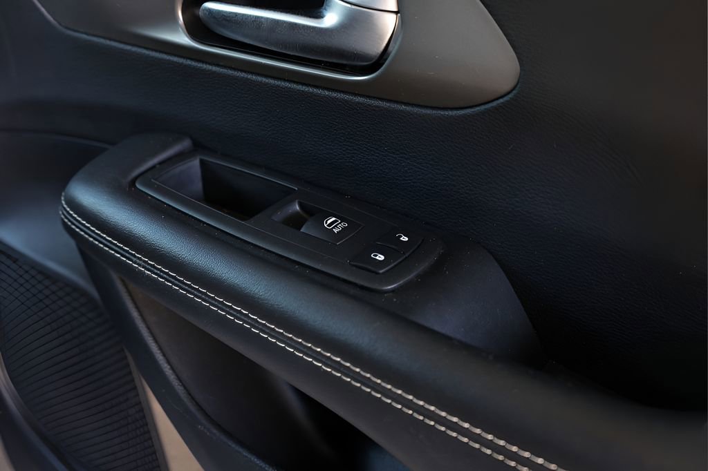 Used 2025 Chrysler Pacifica Select image 70