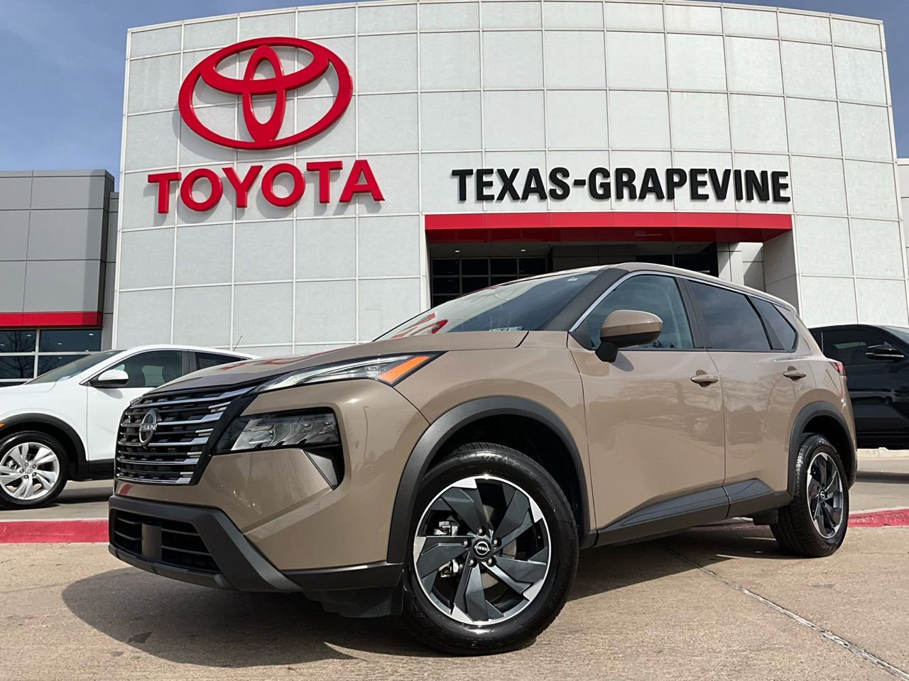 Used 2025 Nissan Rogue SV image 2