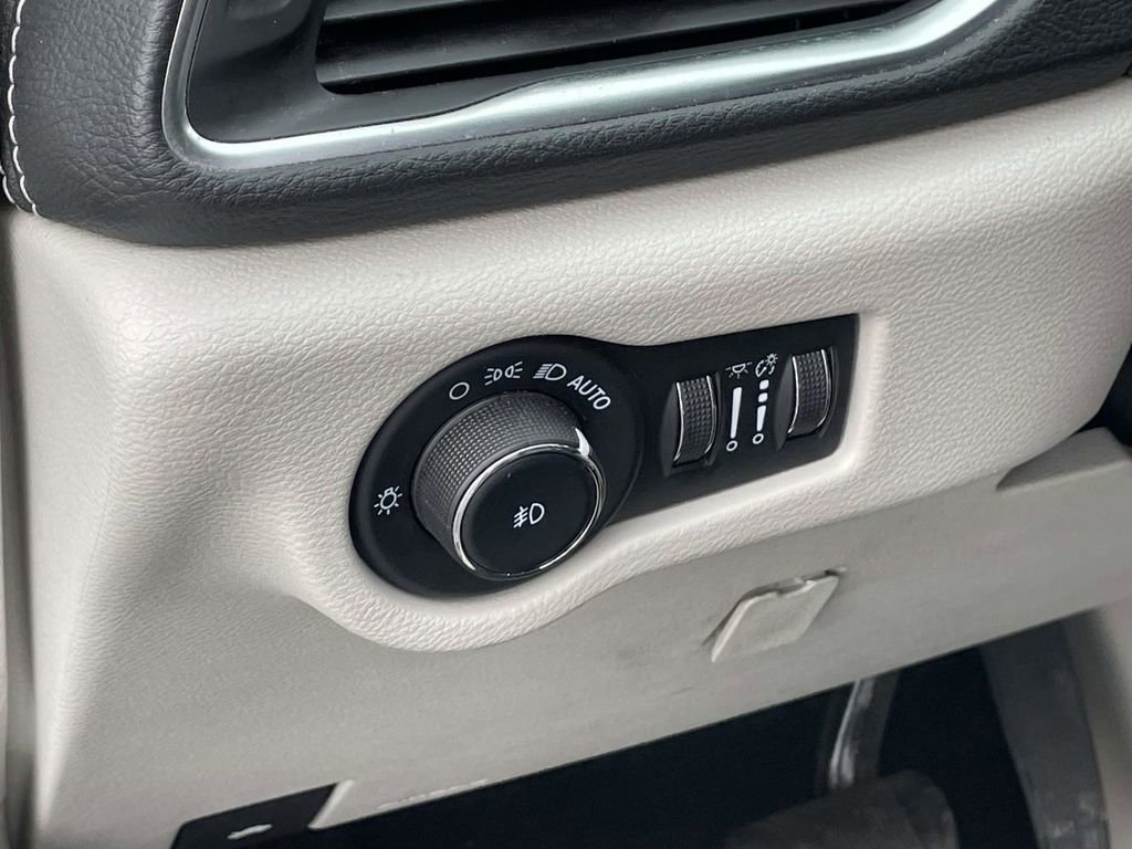 Certified 2023 Chrysler Pacifica Limited image 26