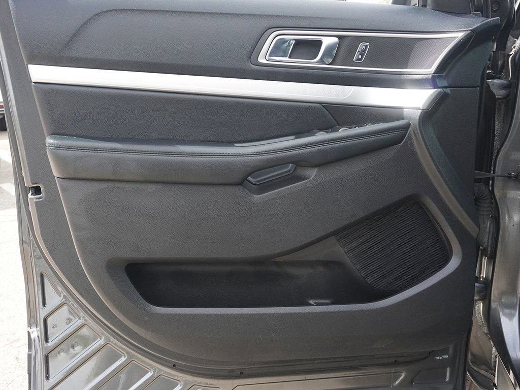 Used 2016 Ford Explorer XLT AWD/4WD image 17