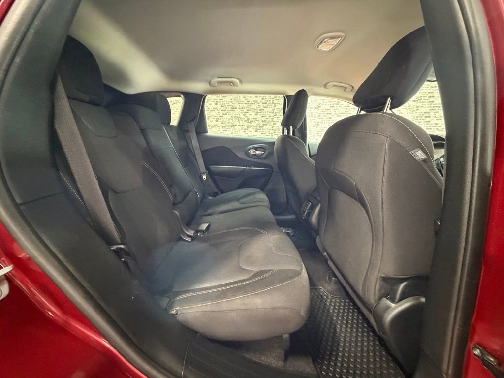 Used 2016 Jeep Cherokee Latitude w/ Cold Weather Group image 10