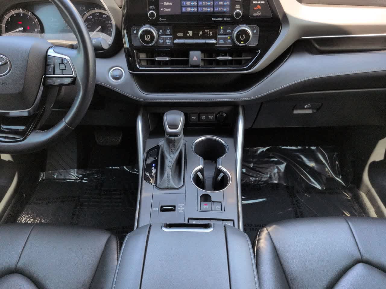 Certified 2021 Toyota Highlander XLE FWD image 19