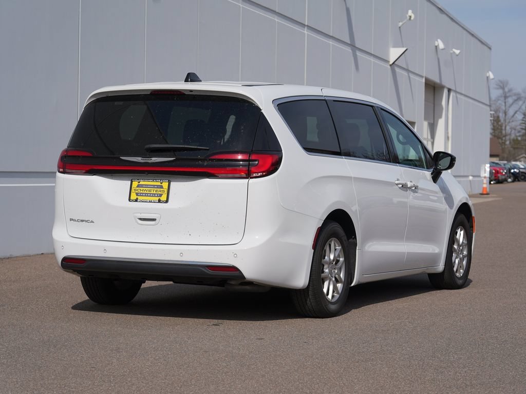 Used 2025 Chrysler Pacifica Select FWD image 3