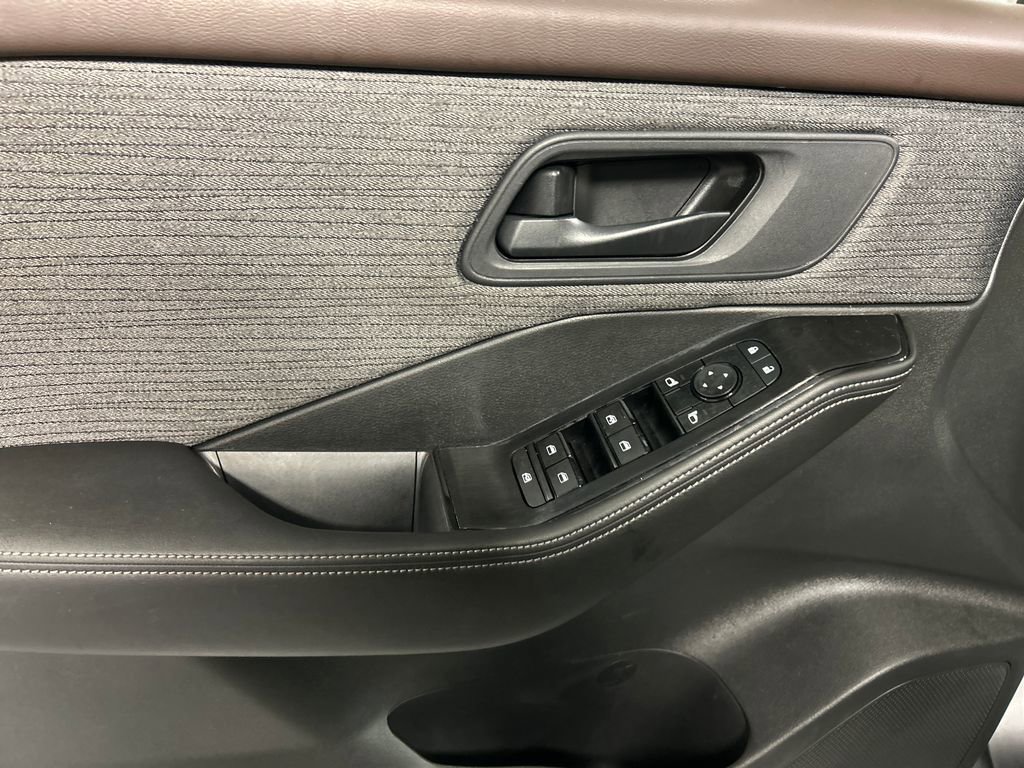 Used 2022 Nissan Rogue S image 12