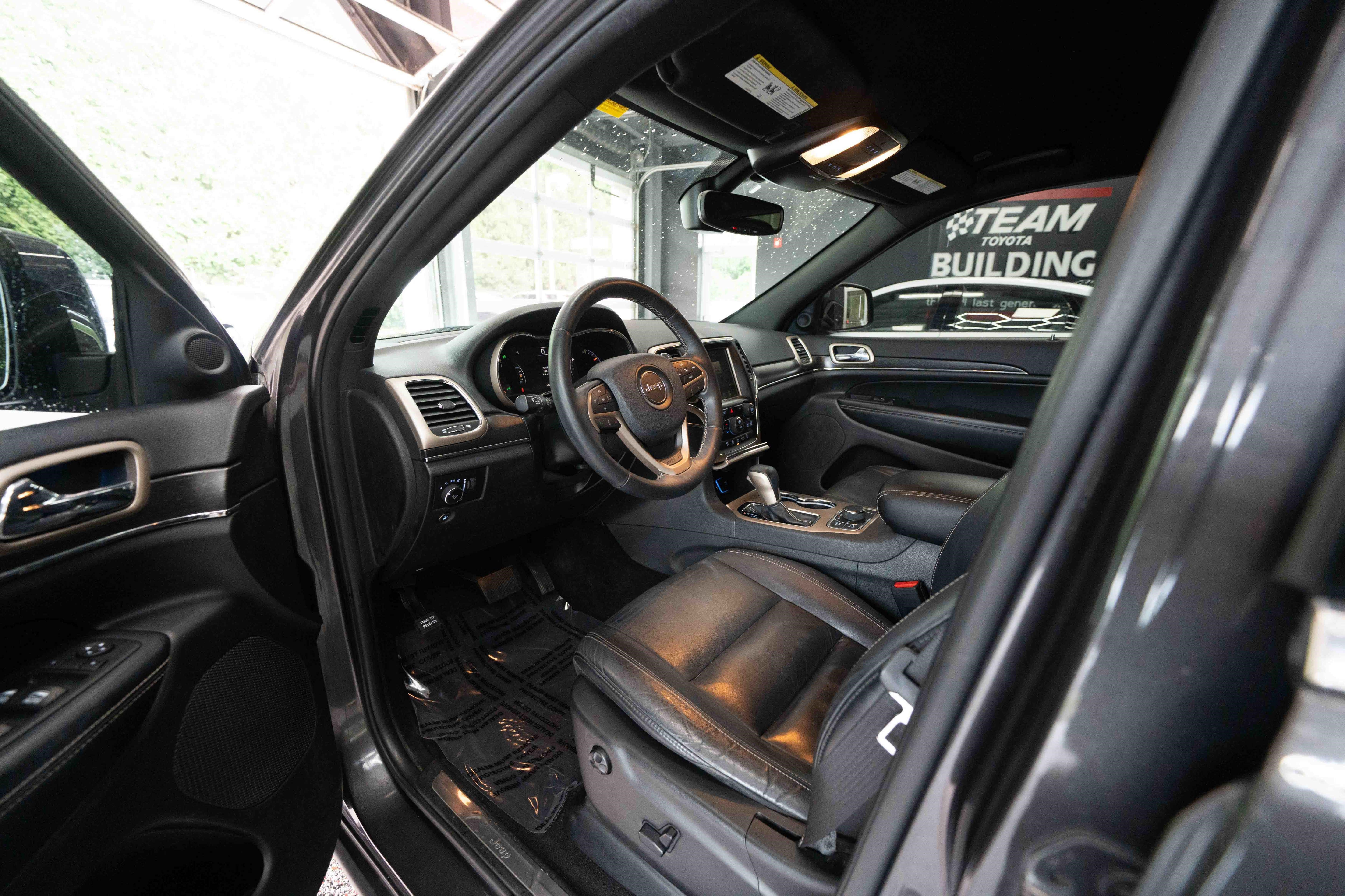 Used 2017 Jeep Grand Cherokee Limited AWD/4WD image 8