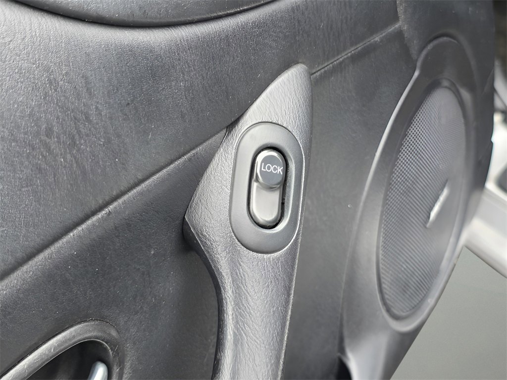 Used 2005 MAZDA MX-5 Miata LS image 16