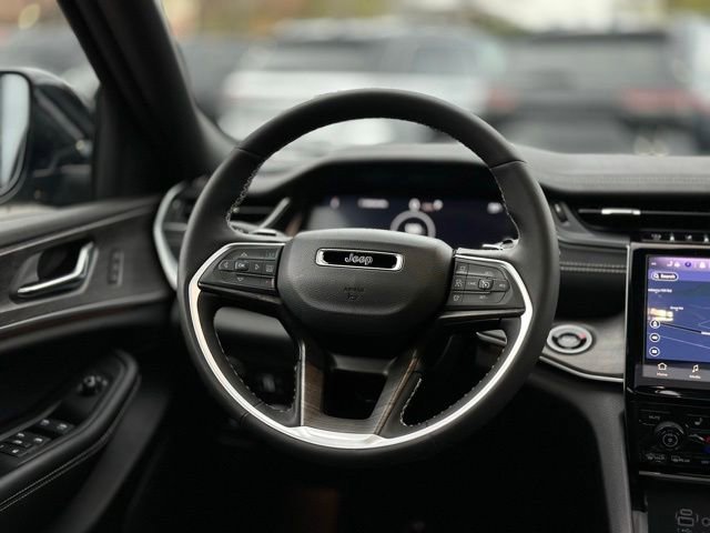 Used 2025 Jeep Grand Cherokee Limited AWD/4WD image 18