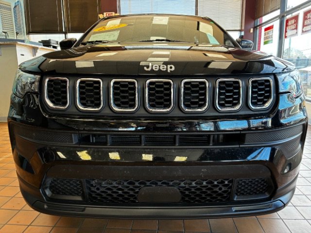 Used 2025 Jeep Compass Sport image 4