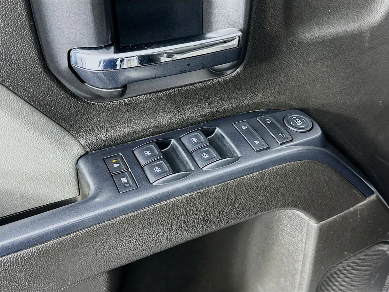 Used 2017 Chevrolet Silverado 1500 Custom w/ Custom Convenience Package AWD/4WD image 19