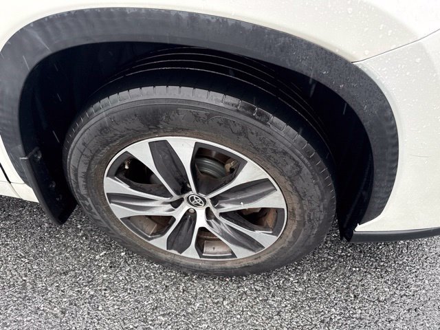 Used 2021 Toyota Highlander XLE AWD/4WD image 14