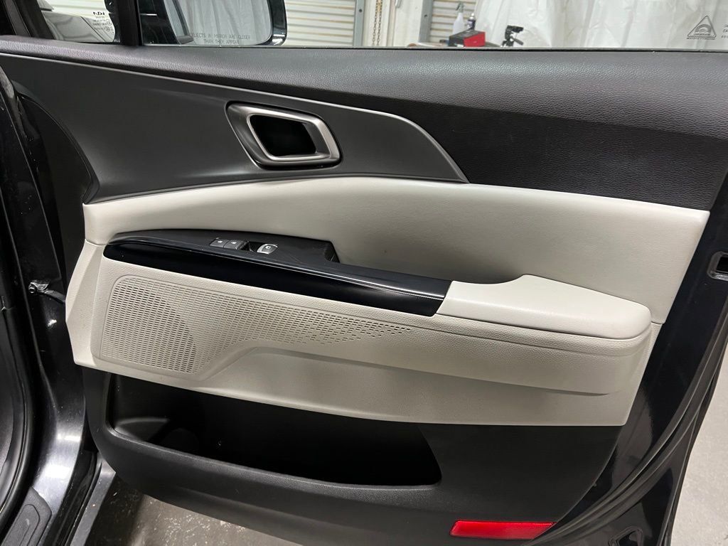 Used 2023 Kia Carnival LX image 10