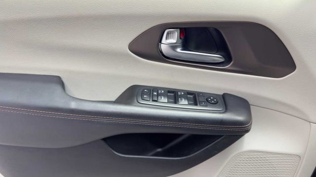 Used 2019 Chrysler Pacifica Touring-L Plus w/ Tire & Wheel Group FWD image 21