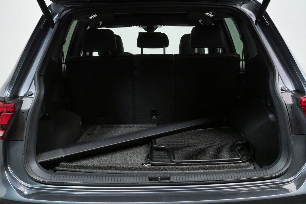 Used 2024 Volkswagen Tiguan SEL R-Line AWD/4WD image 28