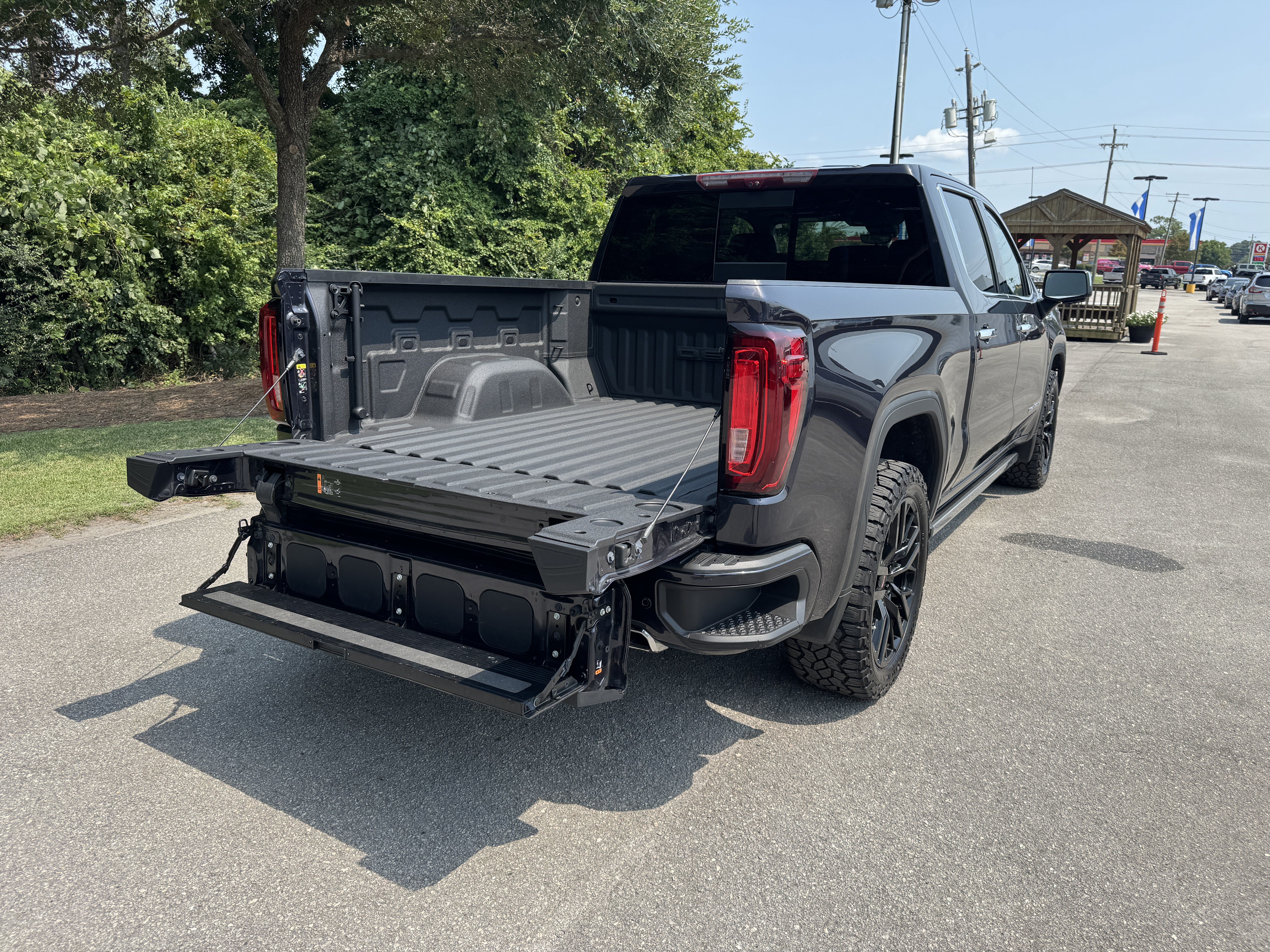 Used 2023 GMC Sierra 1500 Denali w/ Technology Package AWD/4WD image 8